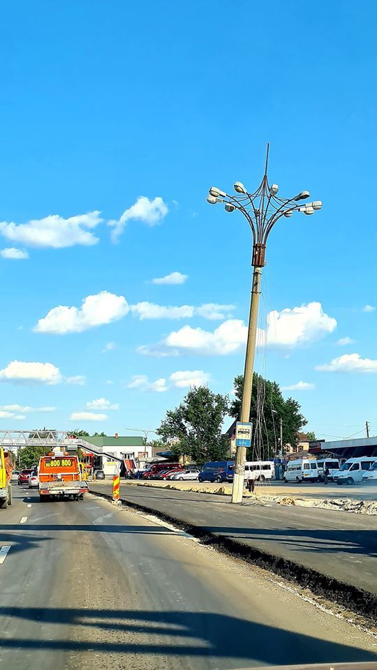 В Страшенах демонтировали столбы, оказавшиеся посреди дороги