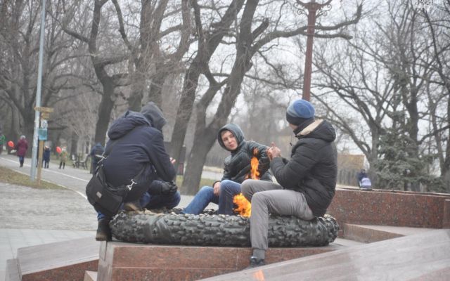 В Одессе группа юношей сушила ноги на Вечном огне