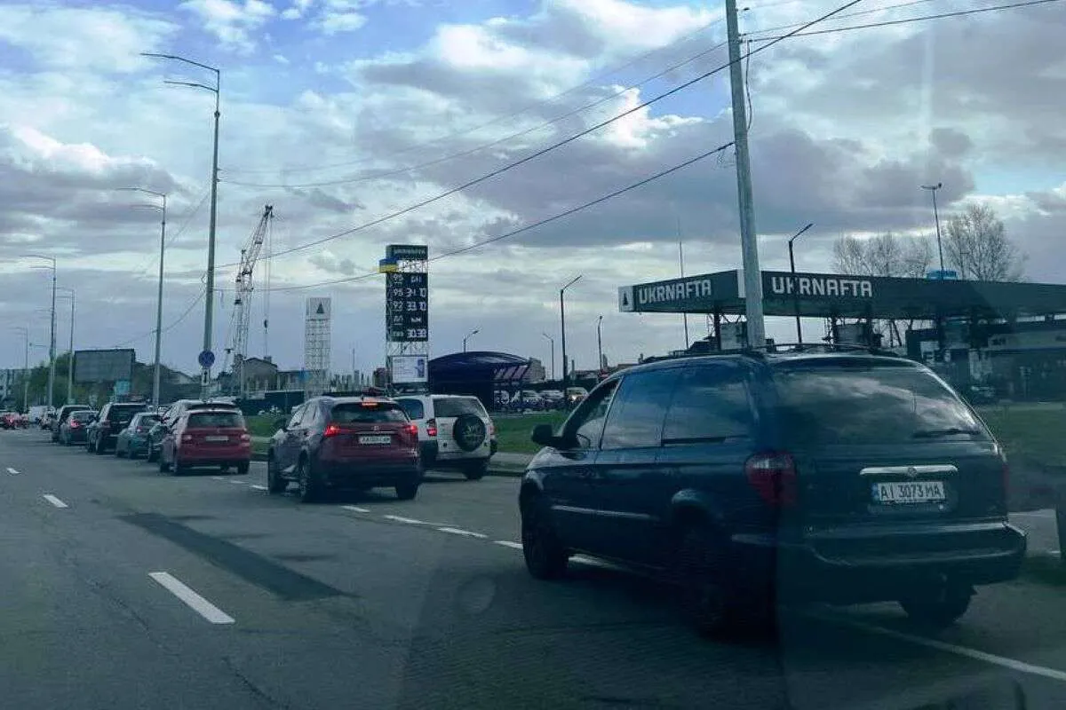 На заправках Киева выстраиваются очереди