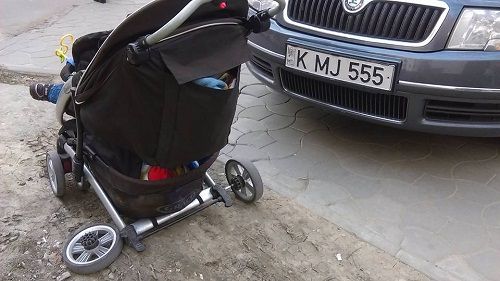 Объезжая припаркованный на тротуаре автомобиль, молодая мама сломала коляску