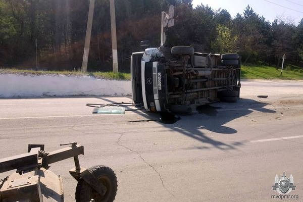 На въезде в Рыбницу маршрутка врезалась в трактор