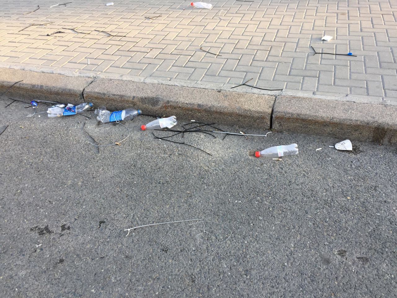После протестов на центральной площади остался мусор