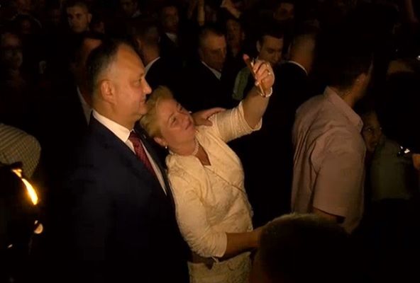 Înconjurat de bodyguarzi, Dodon a făcut baie de mulţime în PMAN