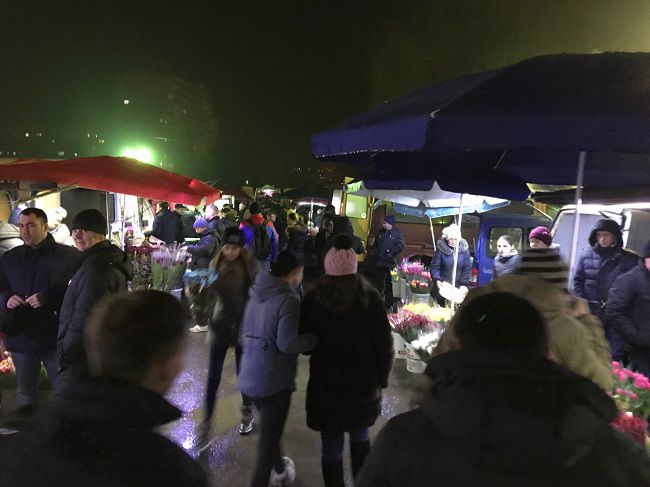 Мужчины “штурмуют” столичный цветочный рынок в преддверии 8 Марта