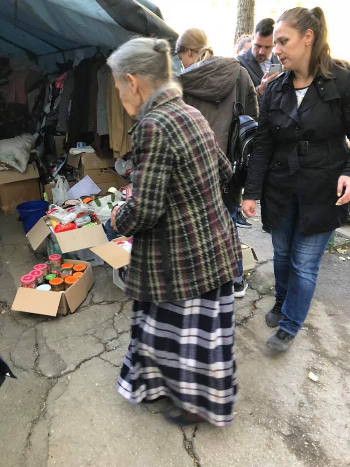 Люди приносят пострадавшим на Рышкановке еду и одежду