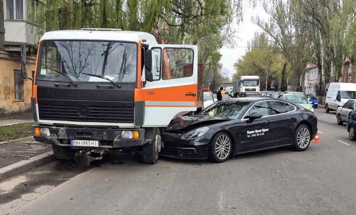 В Одессе во время тест-драйва разбили Porshe за 3 млн гривен