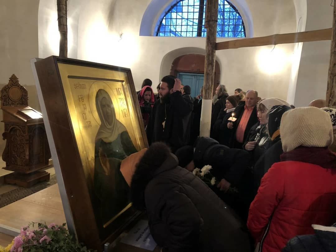 Десятки людей приходят поклониться мощам Святой Матроны Московской в Сороках