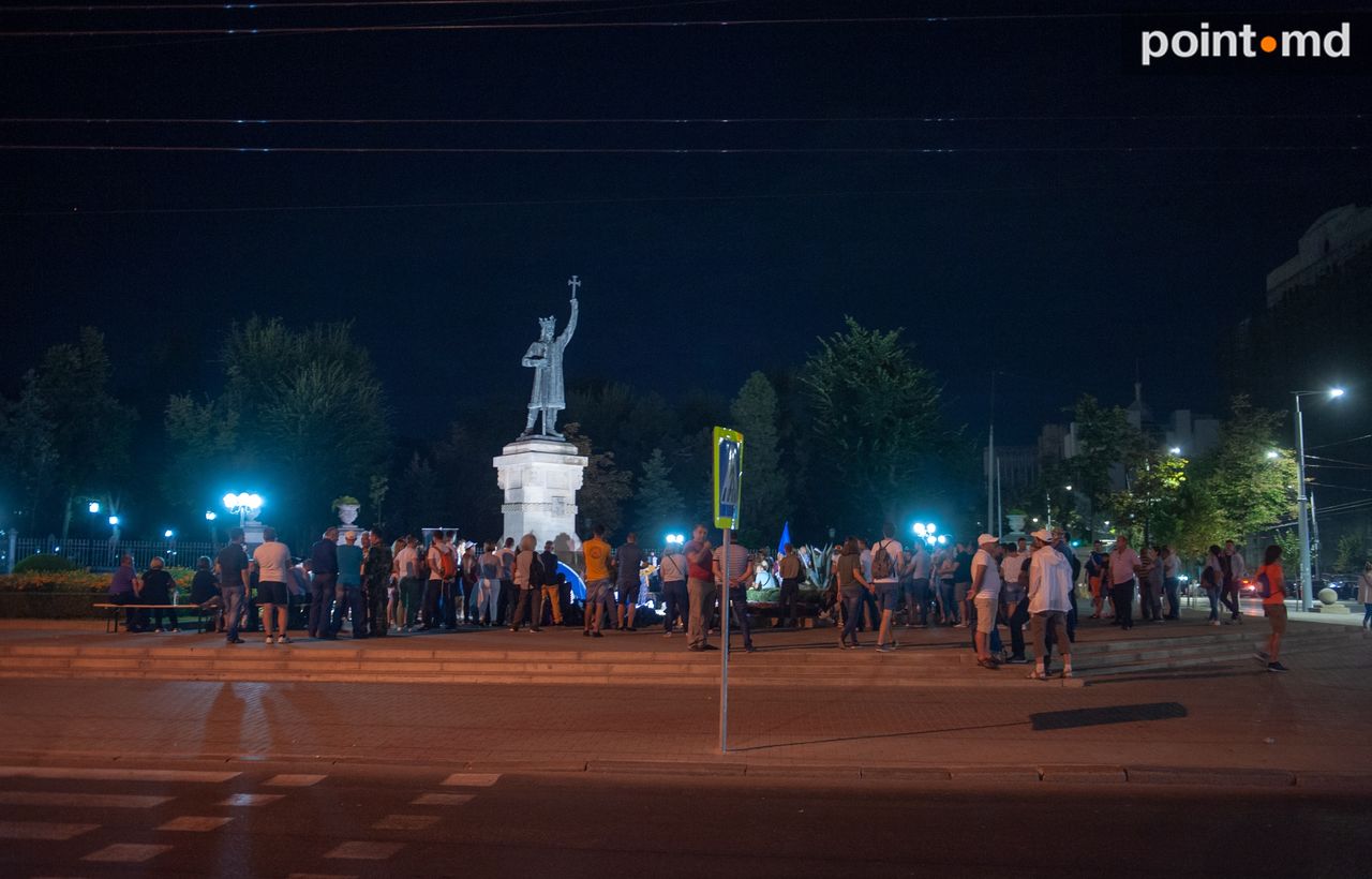 Протестующие расположили палатки у памятника Штефана чел Маре