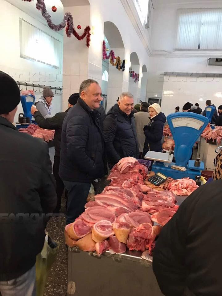 Игорь Додон отправился на центральный рынок Кишинева и пообщался с продавцами и посетителями