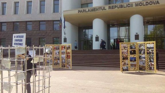 По случаю Международного дня свободы прессы молдавские журналисты пикетировали парламент