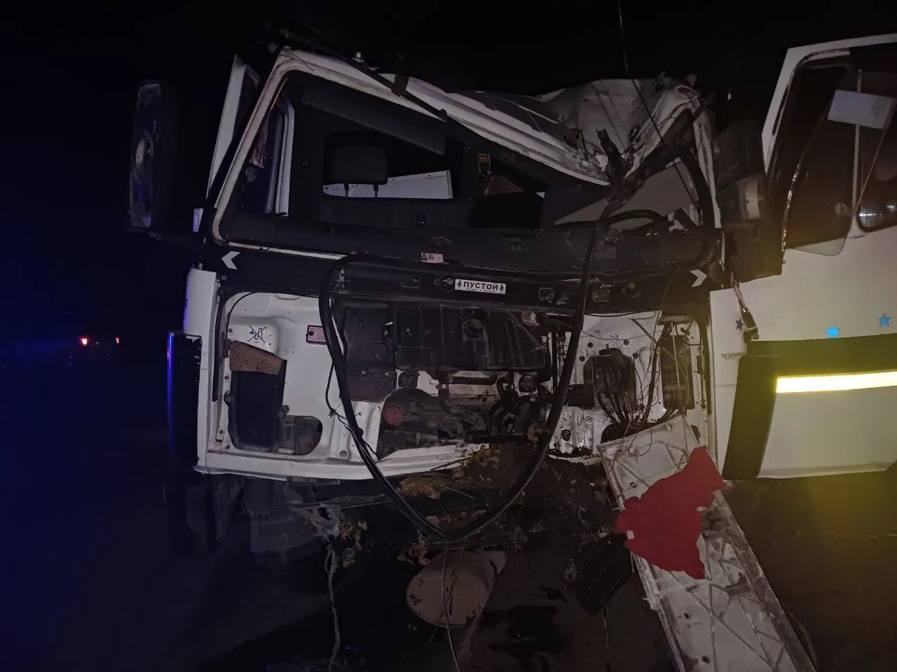 Un camion s-a izbit de un copac în raionul Briceni: Șoferul a murit pe loc