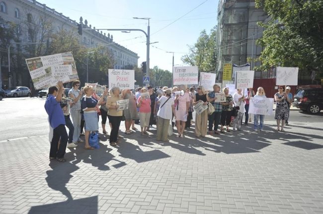 Работники газетных киосков протестовали у здания примэрии в Кишиневе