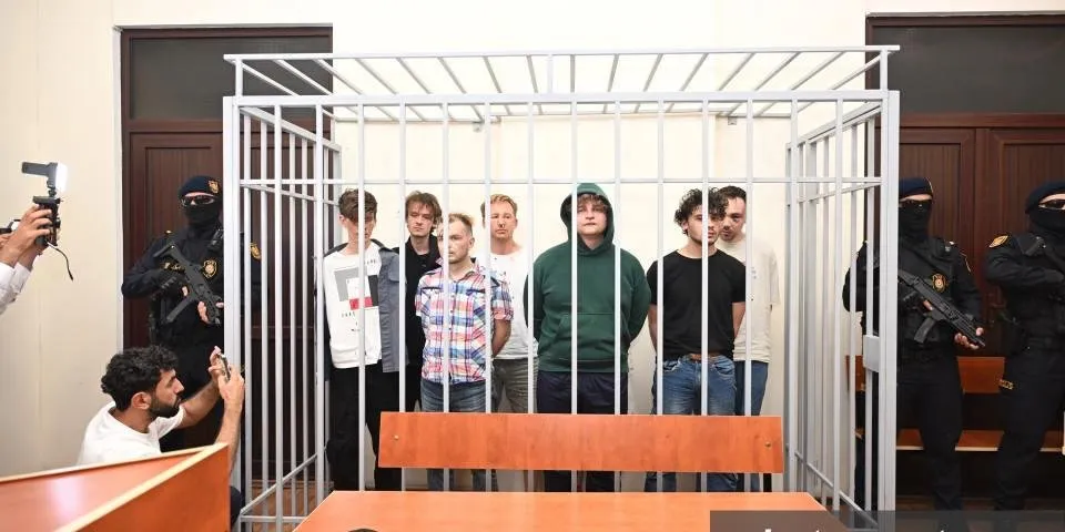 Суд в Баку приговорил к реальным срокам россиян, задержанных в 2025 году