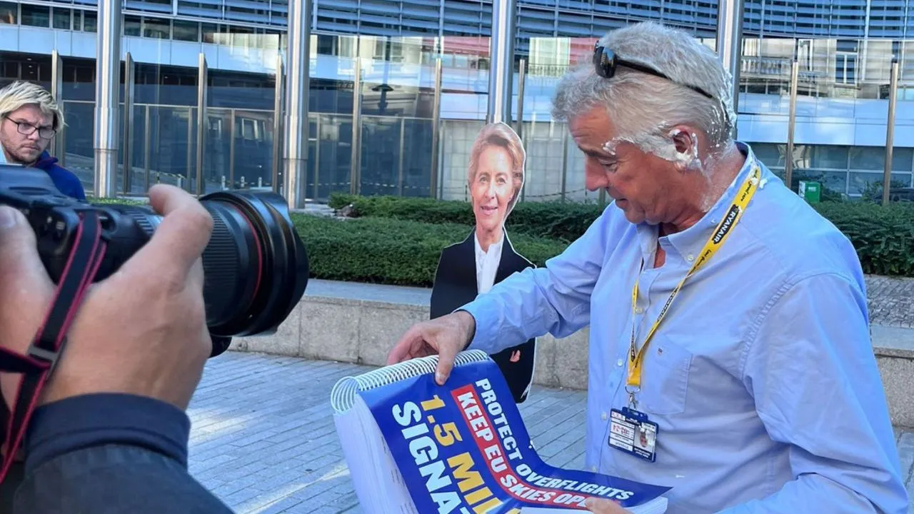 Директора Ryanair забросали пирогами во время его протеста в Брюсселе