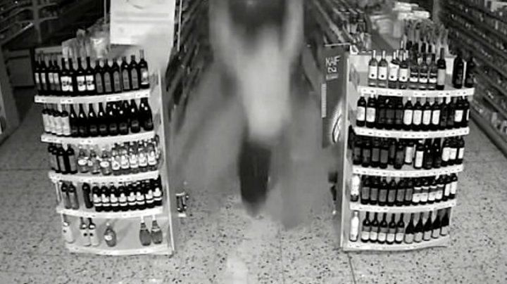 Cel mai ghinionist hoţ: A căzut prin tavanul unui magazin din cauza greutăţii sale