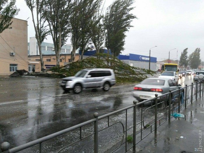В Затоке сильный ураган смыл набережную