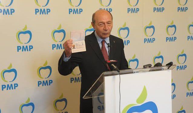 Băsescu a primit pașaport moldovenesc: „Duminică merg la vot”