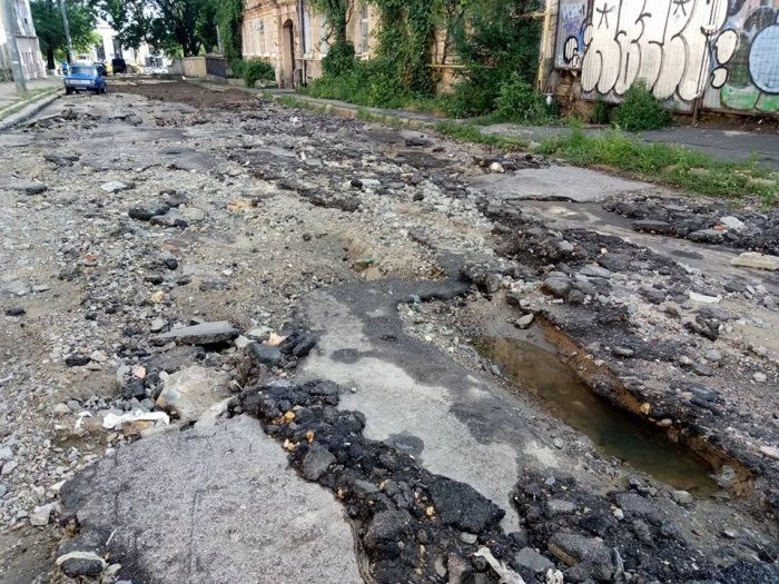 В Одессе ливень смыл асфальт с улицы