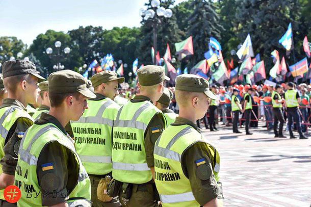 У Верховной рады протестуют несколько сотен шахтёров