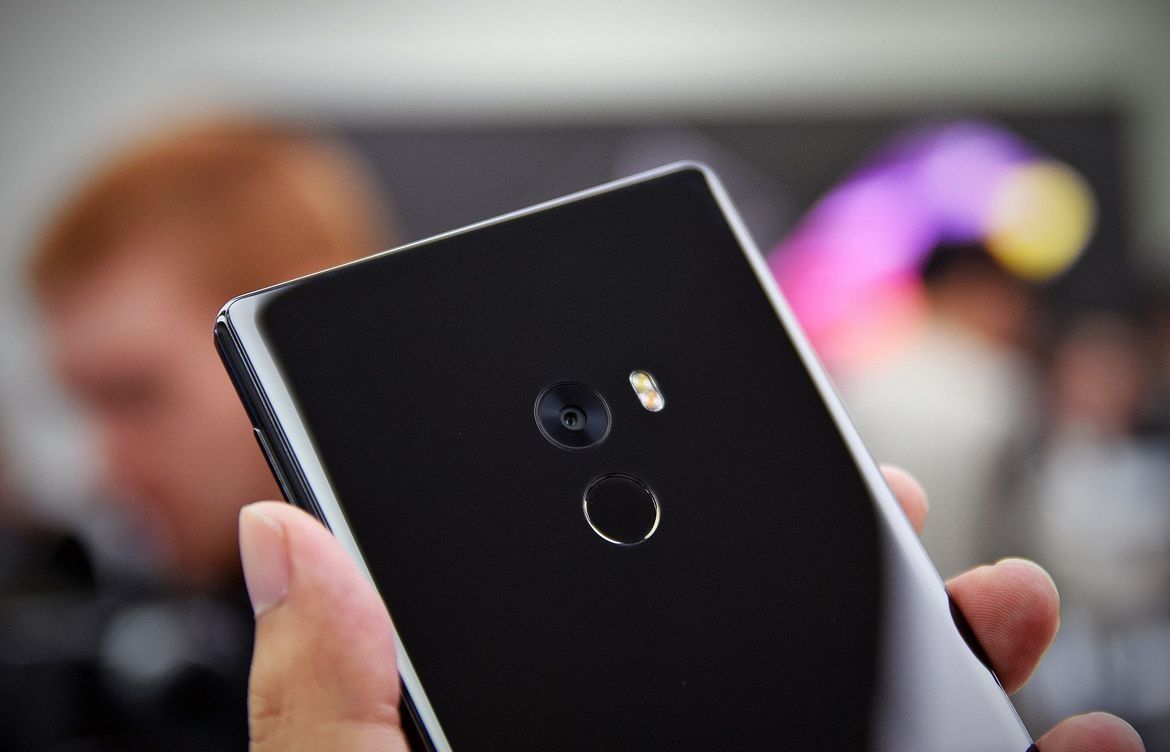 Появились "живые" фото планшетофона Xiaomi Mi MIX