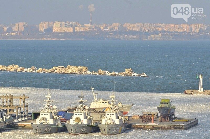 Военные корабли вмерзли в лед в Одессе