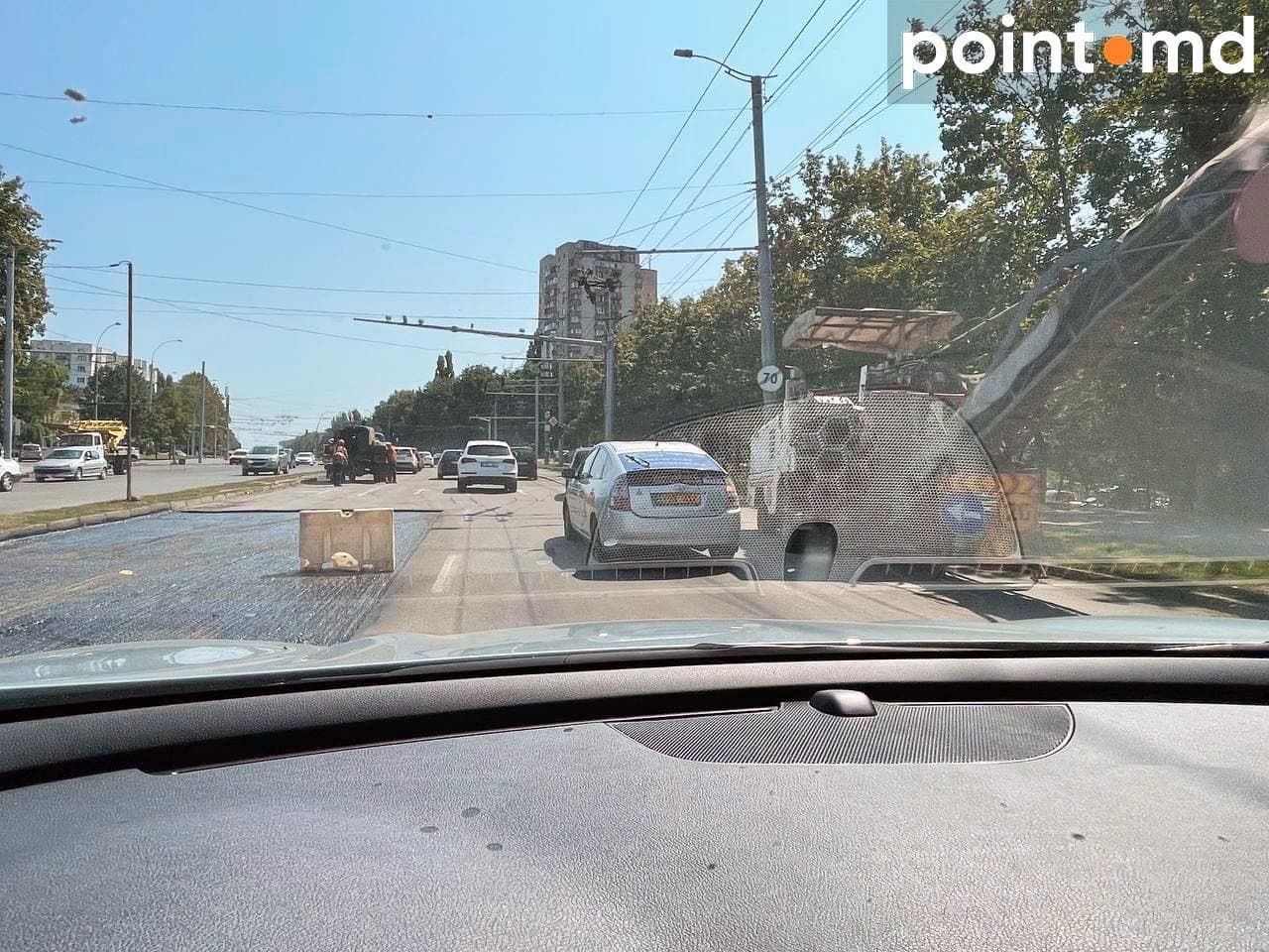Огромные пробки образовались на виадуке: водители вынуждены стоять в них часами