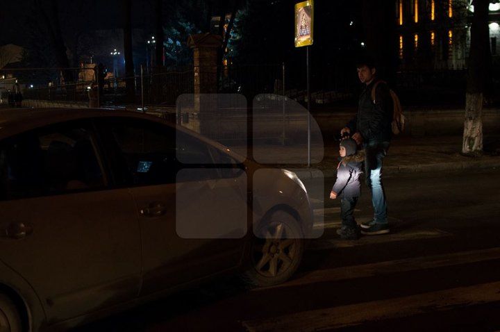 Şofer tupeist. Tată şi fiu, la un pas să fie loviți pe trecerea de pietoni