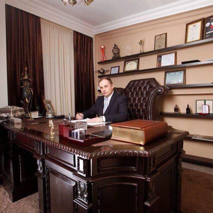 Avocatul Valerian Mînzat stă pe un fotoliu exact ca al lui Donald Trump