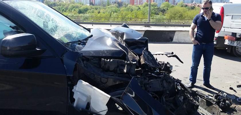 На Виадуке BMW X6 врезался в автоподъемник