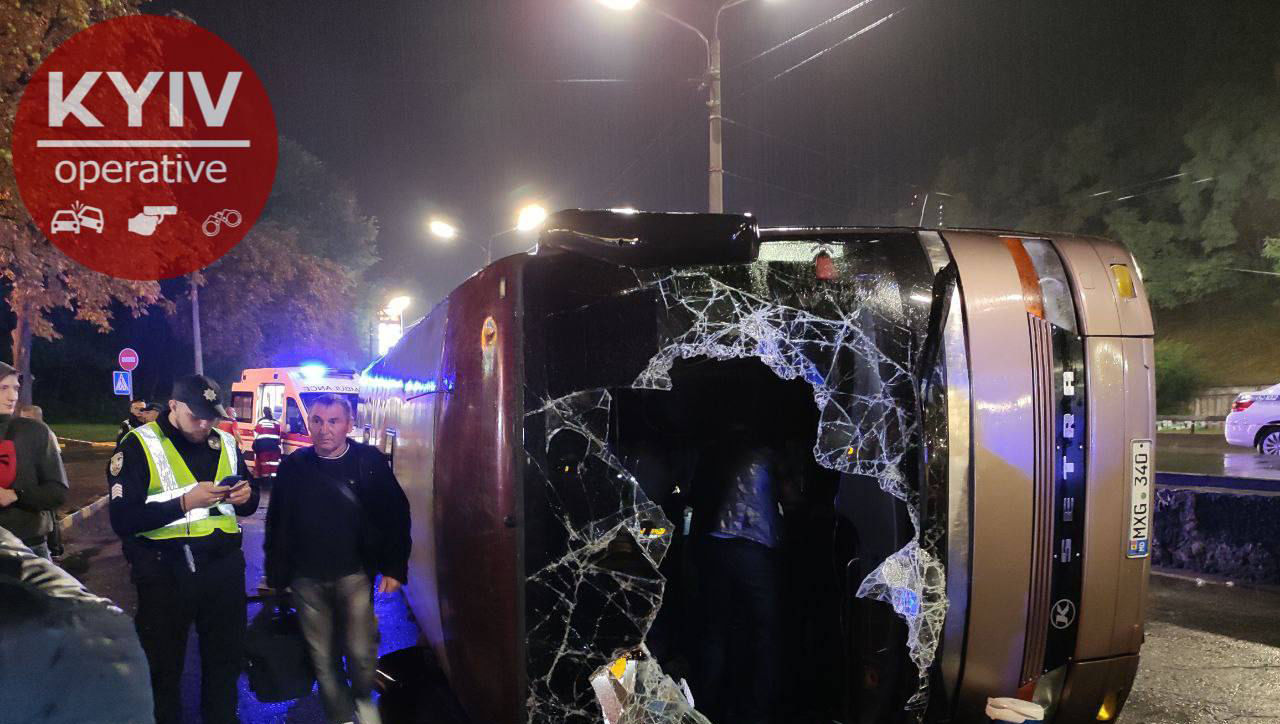 В Киеве перевернулся автобус Кишинев - Москва: пострадали 18 человек