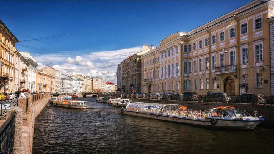 Помаши ручкой: новая форма попрошайничества захлестнула Петербург
