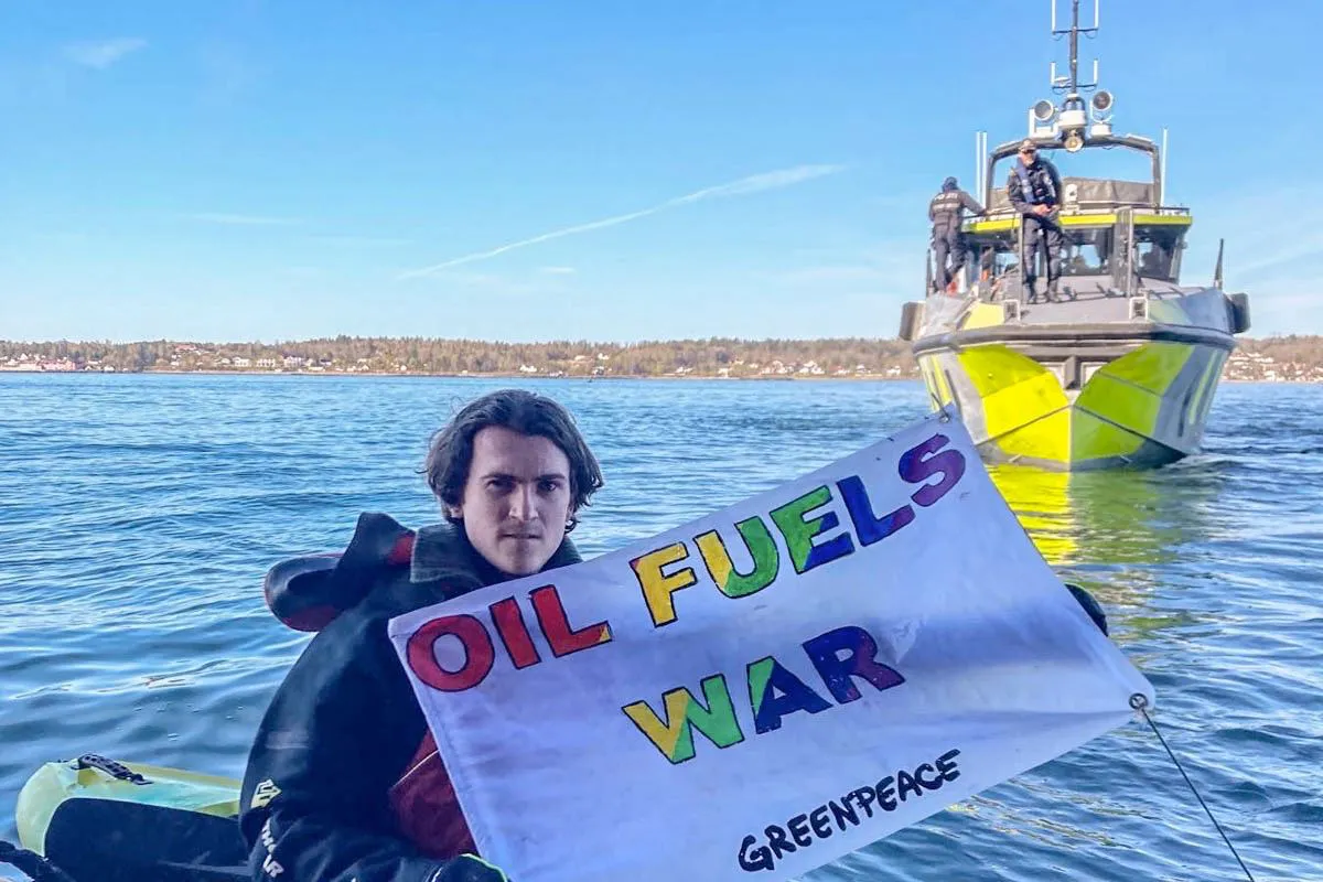 В Норвегии активисты Greenpeace заблокировали путь российскому танкеру с нефтью