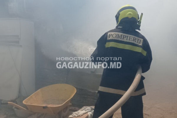 Возгорание в Комрате: пожарные на руках вынесли газовый баллон