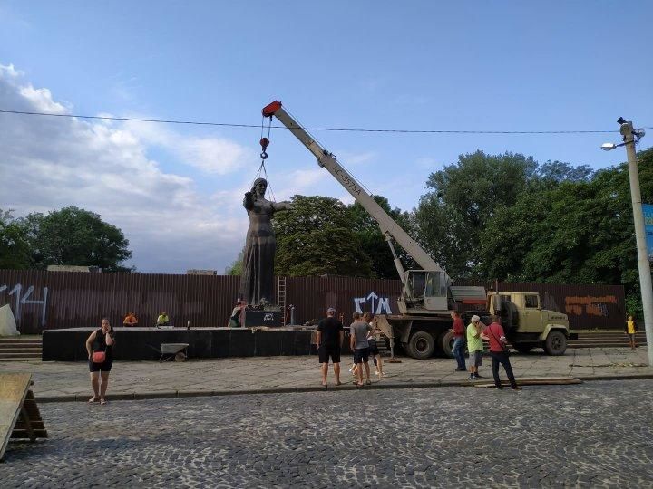 Во Львове снесли Монумент славы Советской армии