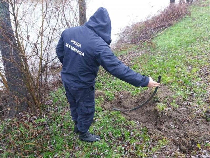 В Днестре обнаружен трубопровод для перекачки контрабандного алкоголя