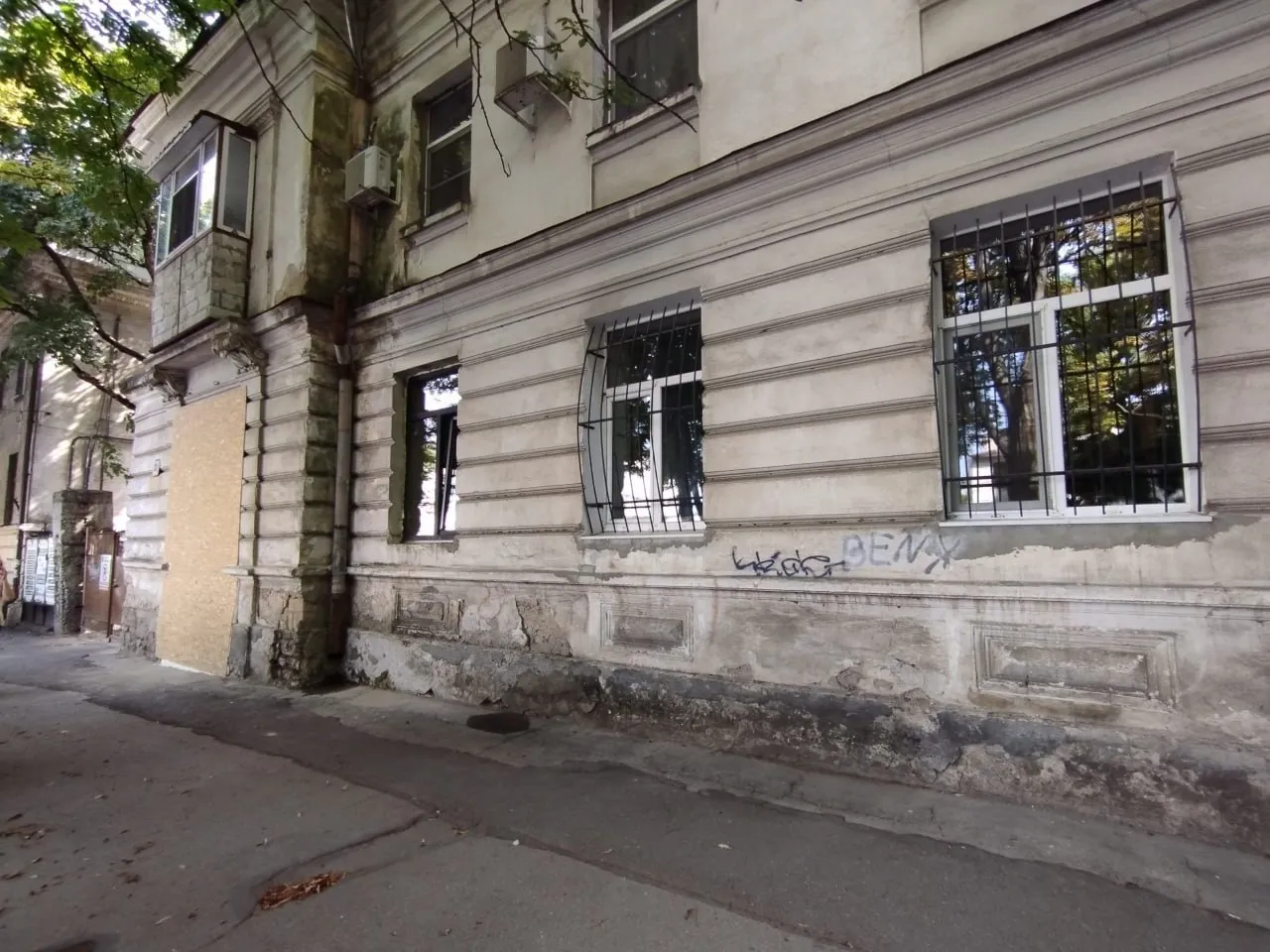 Locuitorii unui bloc din Chișinău sunt revoltați de reconstrucția neautorizată a clădirii