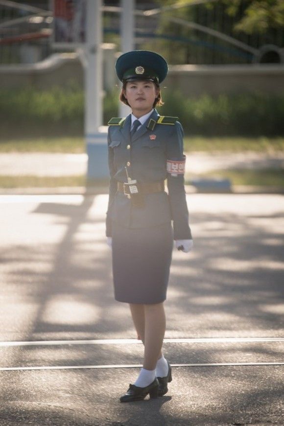 De ce sunt recrutate în poliția din Coreea de Nord doar fete sexy și singure