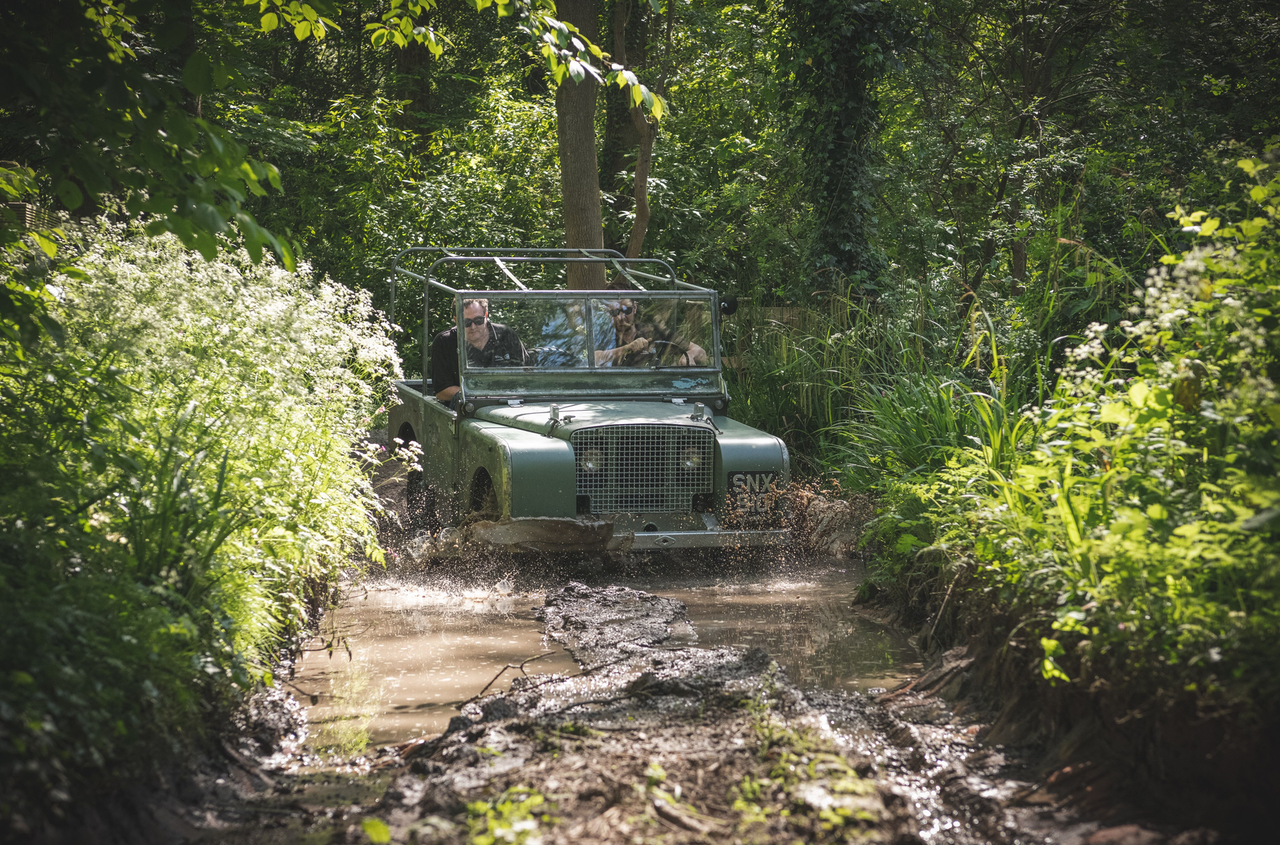 Land Rover вернул на дорогу выставочный внедорожник 1948 года