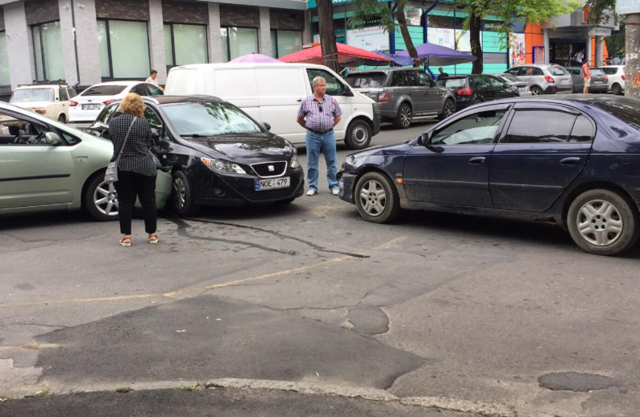 В центре столицы произошло ДТП с участием трех автомобилей