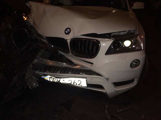 Două BMW-uri s-au ciocnit pentru că nu au împărțit drumul