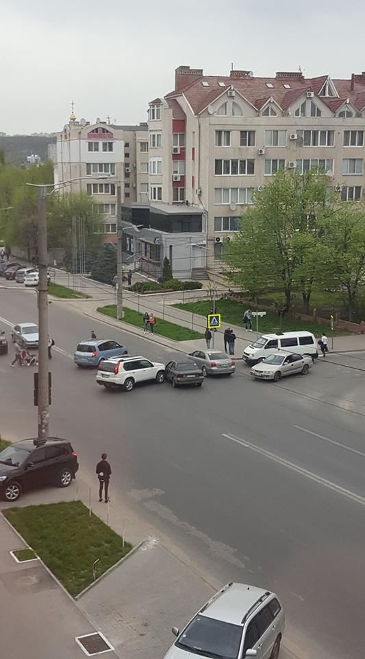 На столичном перекрестке столкнулись два автомобиля