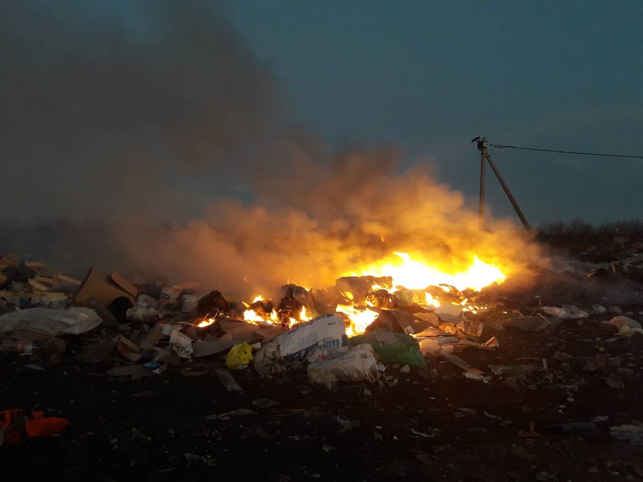 В Колонице загорелась мусорная свалка