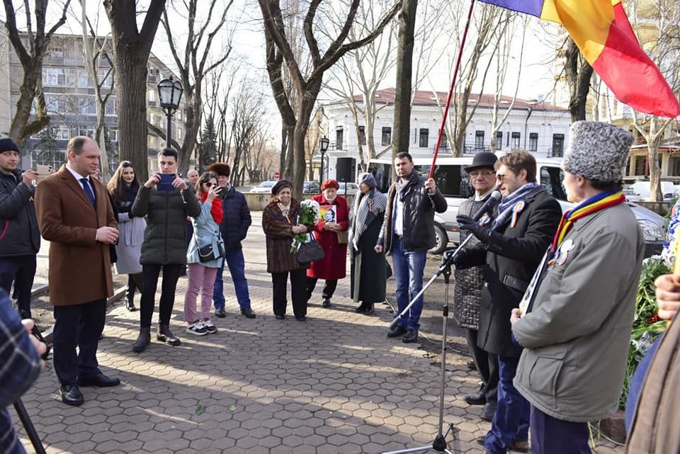 Ион Чебан возложил цветы к бюсту Григоре Виеру