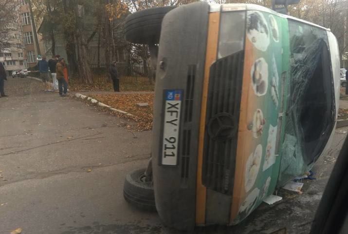 На Рышкановке в результате ДТП перевернулся микроавтобус