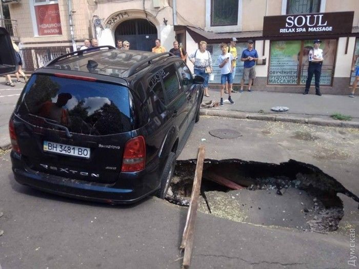 В центре Одессы две машины упали в мегапровал