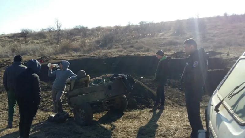 Шесть человек незаконно добывали плодородные слои почвы