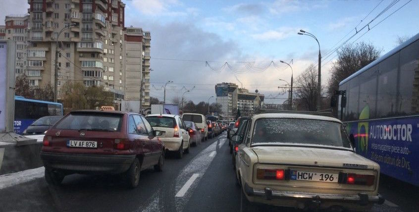 Утро многих столичных автолюбителей началось с пробок