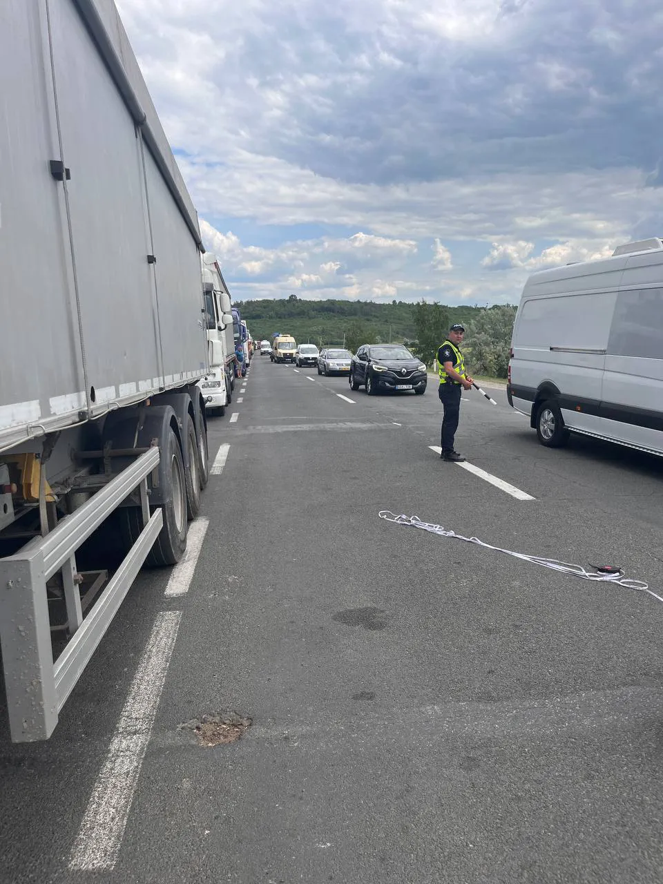 На дороге с очередью из фур у границы нанесли разметку