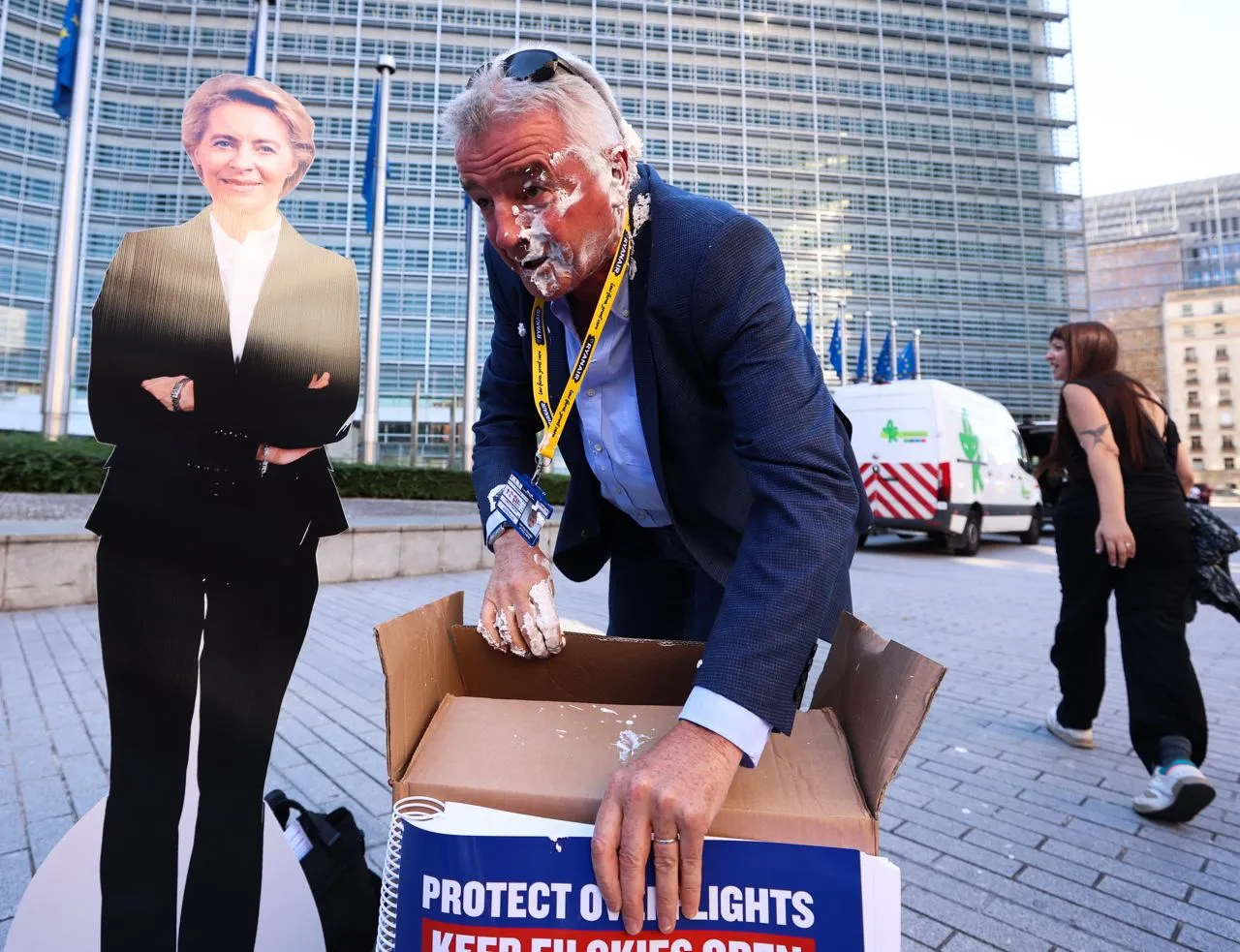 Директора Ryanair забросали пирогами во время его протеста в Брюсселе