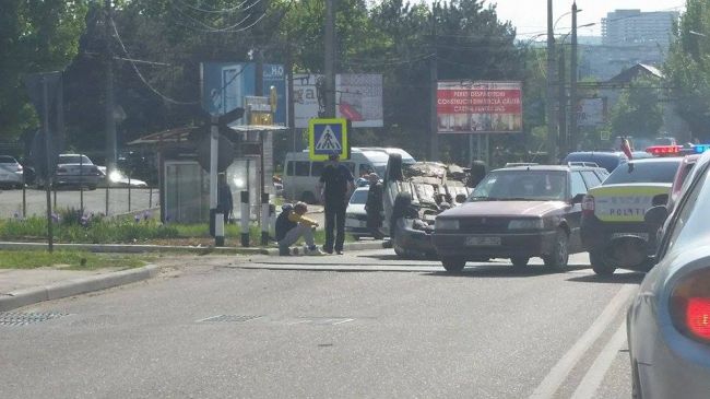 Un sofer din capitala s-a inversat cu masina, a coborat si s-a asezat langa ea